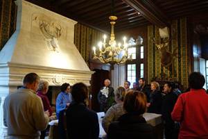 Photo de groupe dans la salle de chasse