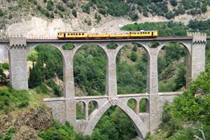 Par Thierry Llansades from la rochelle/ Vernet dels banys / badalona, france/ catalunya — originally posted to Flickr as viaduc sejourne , train jaune, fontpedrouse, CC BY-SA 2.0