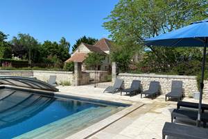 Vue d'ensemble terrasse et piscine