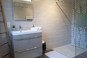 salle de bain avec sèche serviette, machine à laver, douche italienne