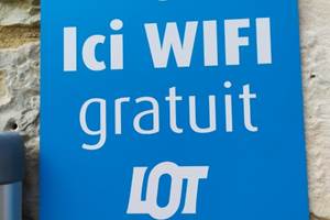 Borne WIFI gratuite qui alimente le centre bourg.