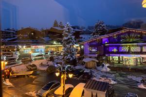 Chambre fenetre 5 avec vue sur l'office de tourisme et la Place Illuminée Noel
