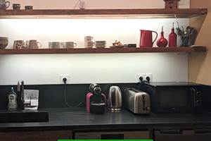 Coin cuisine : évier / machine à café / bouilloire / grille-pain / lave-vaisselle / réfrigérateur