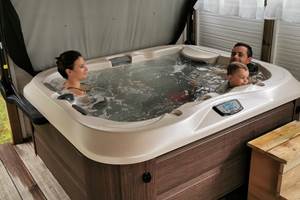 Jacuzzi privatif couvert au Lodge des Chalets deKerescar