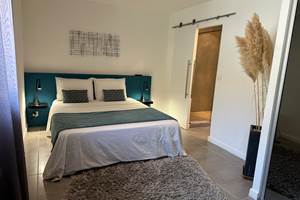 Chambre spacieuse avec literie haut de gamme et ambiance apaisante