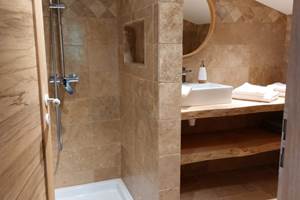 salle de bain gîte douche à l'italienne