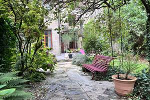 La cour du Clos Grimont au début de l'automne