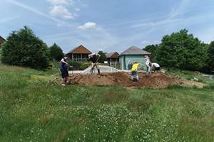 Préparation du sol du jardin des aromatiques des maisons de Coline