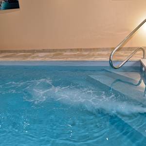Nage à contre courant dans la piscine en option