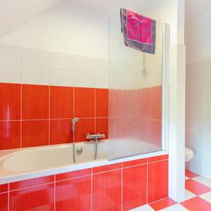 La salle de bain de la chambre Rouge égale à celle de la chambre Fuchsia mais..en concordance au niveau couleur.