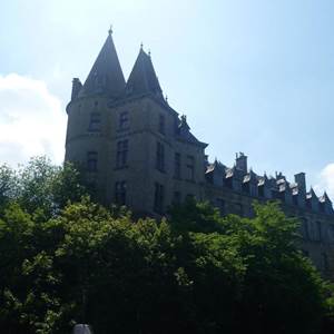 La visite de DURBUY, plus petite ville du Monde, vous ravira,. Sur sa grand place, de nombreuses boutiques et restaurants mais DURBUY est à visiter absolument