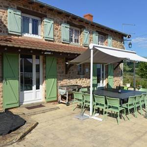 Terrasse devant le gite avec vue sur la vallée