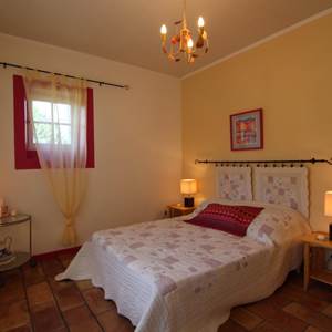 chambre double Antibe dans gîte de groupe au domaine Montloubier à Villeneuve de berg en sud ardèche 10 à 15 personnes