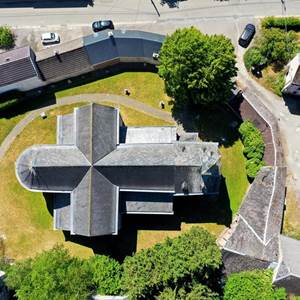 La toiture et l'espace vert de l'église jouxtant le gîte
