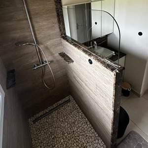 Une seconde salle de bain située au rez-de-chaussée