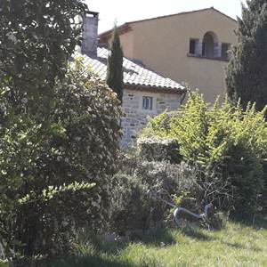 vue sur les monts d'Ardèche du gîte familial, gîte familial convivial et de regroupement d'amis en ardèche rhone alpes pde 16 à 24 personnes.