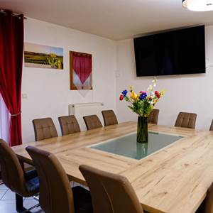 table conviviale pour 14 personnes