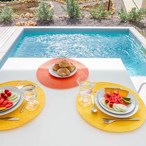 Villa Lagon repas avec vue plongeante sur la piscine