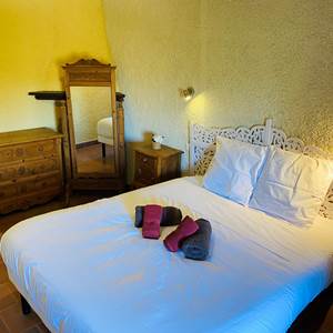 Mas Néoulous chambre n°4 gd lit 160 commode