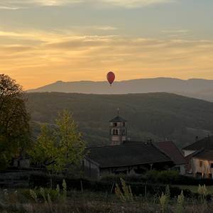 vue sur le village de Bergesserin avec montgolfière "route71"