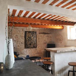 Les parties communes côté maison d'Hôtes avec Kitchenette, salon et table à manger