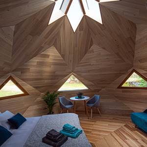Chambre du zôme avec ses 3 fenêtres en triangle