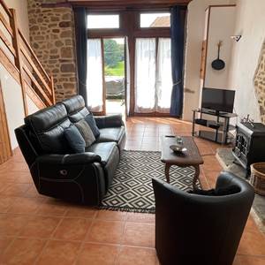 Salon avec poêle à bois