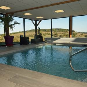 Piscine intérieur chauffée avec vue sur la vallée