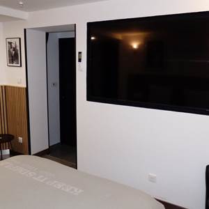 TV 65" chambre Emmanuelle