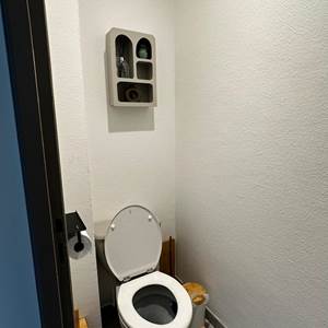 WC indépendant situé au rez-de-chaussée.