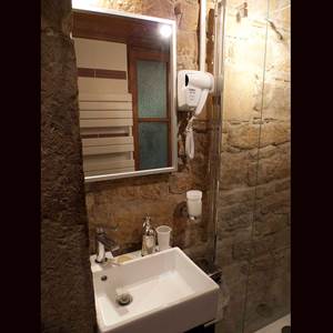 le lavabo avec un placard en dessous