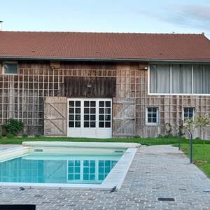 Vue piscine depuis pool house