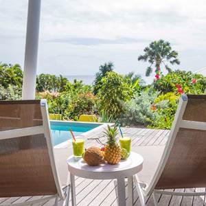 Iguane House villas & Micro Spa Villa Corail pause gourmande en terrasse vue mer