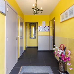 Le hall d'entrée ou vous trouverez la buanderie, un local technique et entretien, un sixième wc ainsi qu'un vestiaire.