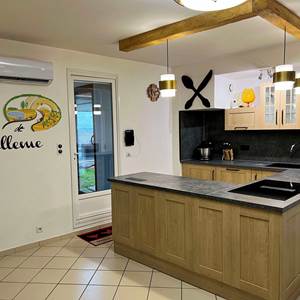 cuisine avec porte d'accès au bâtiment de piscine intérieure, spa et hammam