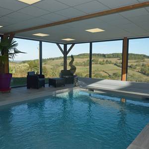 Piscine intérieure chauffée avec vue splendide sur la vallée