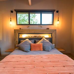 Lit en 160.  Draps lin-lavé. Couette coton bio.