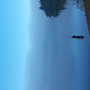 Levée du jour sur lac Isarless dans les monts d'Ardèche à 1h10 du gîte familial et de regroupement d'amis en ardèche rhone alpes de 16  à 24 personnes.
