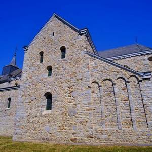 La jolie église de Xhignesse classée au Patrimoine Majeur de Wallonie jouxte le gîte