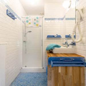 La chambre du 1er étage avant possède aussi sa douche wc lavabo privés