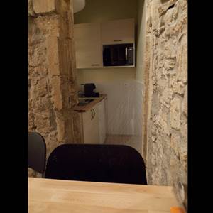 la cuisine équipée (avec les ingrédients de base pour cuisiner)