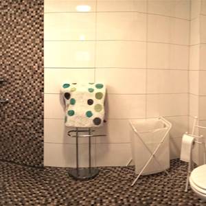Vue panoramique de la salle d'eau privée accompagnant la chambre du rez