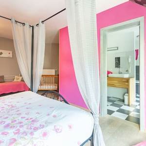 La chambre Fuschia est spacieuse