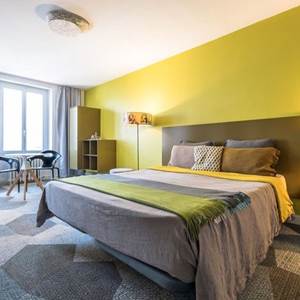 Chambre Lit Queen Size - vue sur cour