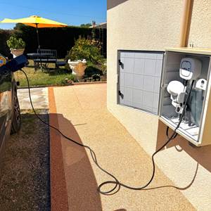 borne-recharge-electrique-parking_mas-des-anges_soussans-medoc-voyageurs-etape