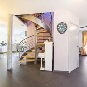Ce bel escalier large vous fera découvrir le premier et le second étage