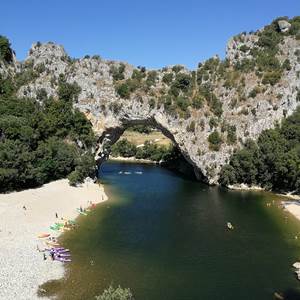 vue sur les monts d'Ardèche du gîte familial, gîte familial convivial et de regroupement d'amis en ardèche rhone alpes pde 16 à 24 personnes.