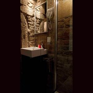 le lavabo avec un placard en dessous