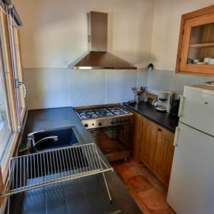 Cuisine équipée et fonctionnelle, vaisselle comprise