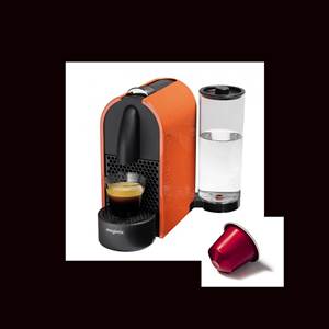 Cafetière Nespresso, les cartouches sont fournies.